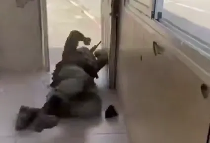 ببینید / سرباز اسرائیلی از ترس پهپاد حزب‌الله به در و دیوار خورد