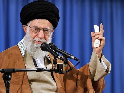 واکنش رهبر معظم انقلاب به شعار «مفسد اقتصادی اعدام باید گردد»: شما مگر دادگاهید؟ / فضاسازی نکنید / مقابله باید عادلانه و بادقت انجام شود / بعضی‌ها ممکن است اعدامی باشند و بعضی‌ها حبسی / افراط و تفریط در همه‌ زمینه‌ها غلط است
