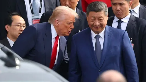  اکونومیک دیلی: چین، به‌عنوان بزرگ‌ترین واردکننده نفت خام جهان، با کاهش فعالانه واردات و تعدیل تقاضای بازار، به یکی از عوامل اصلی مهار و تثبیت قیمت جهانی نفت تبدیل شده/پکن برای بازار بی‌ثبات جهانی انرژی نوعی شبکه ایمنی فراهم آورده/ چین از مارس تا ژوئیه، به‌طور متوسط روزانه تا ۴ میلیون بشکه از واردات نفت خام خود کاسته؛ رقمی نزدیک به نیمی از شکاف عرضه جهانی ناشی از محاصره کنونی تنگه هرمز