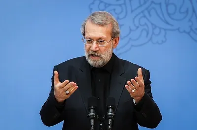 کنایه دوباره لاریجانی به احمدی‌نژاد: عده‌ای به خاطر مقاصد سیاسی نازل، نقش اپوزسیون می‌گیرند؛ انگار تازه از مریخ آمده‌اند و هیچ سابقه‌ای نداشته‌اند +فیلم