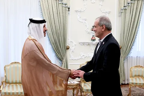 پزشکیان: منطق حکم می‌کند اجرای تفاهم‌نامه به همان شیوه گذشته از سر گرفته شود/ مسئولان آمریکایی باید صدا‌هایی که برای جلوگیری از بازگشت آرامش به منطقه تلاش می‌کنند را نادیده بگیرند/ عبدالرحمن آل ثانی: روز‌های آینده پر کار و پر فشار خواهد بود و تیم قطری از فردا فعالیت خود را آغاز می‌کند/ درباره موضوع خلبانان ایرانی، در‌های قطر به روی ایران باز است و مسائل با صداقت پیگیری می‌شوند