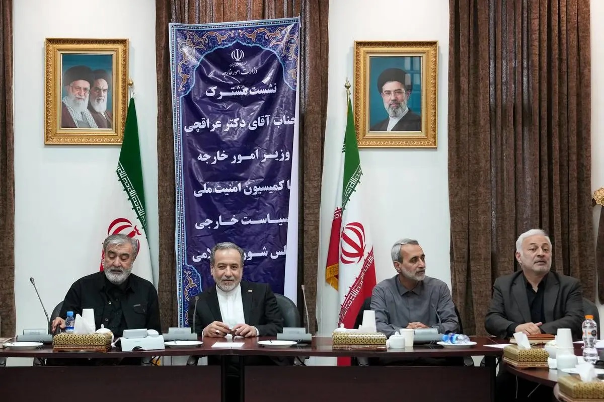 عراقچی نمایندگان مجلس را در جریان طرحها و پیشنهادات مختلف مطرح شده در روند مذاکرات قرار داد عراقچی نمایندگان مجلس را در جریان طرحها و پیشنهادات مختلف مطرح شده در روند مذاکرات قرار داد