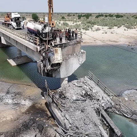 تصاویر تسنیم از خسارت حملات موشکی آمریکا به پل های بندر خمیر - هرمزگان
