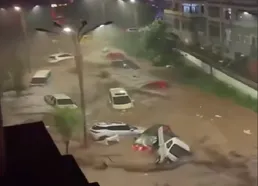 ببینید / سرگردانی خودروها در سیل ویرانگر شمال شرقی چین