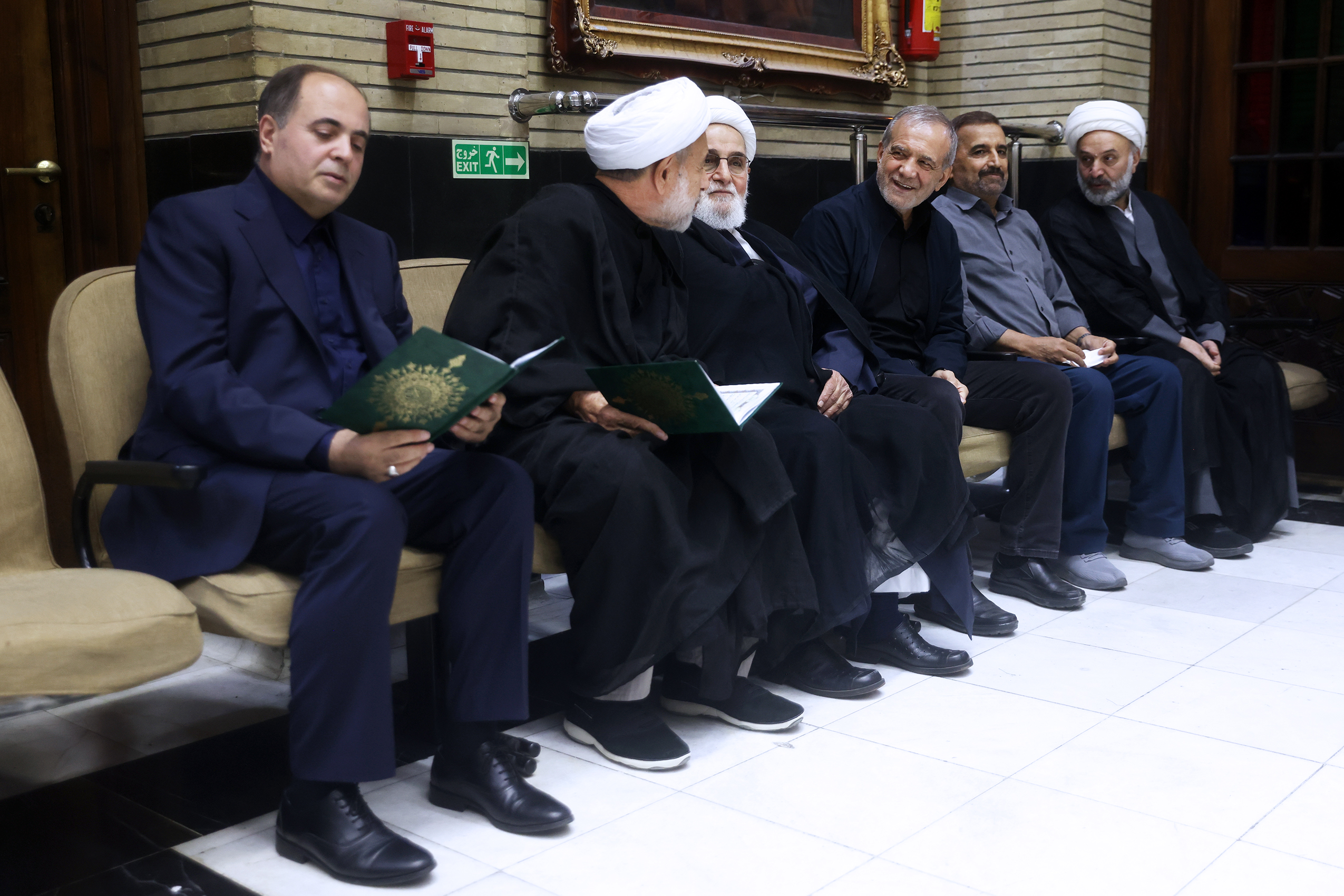 تصاویر: حضور پزشکیان در مراسم ختم پدر محمدباقر ذوالقدر، دبیر شورای عالی امنیت ملی