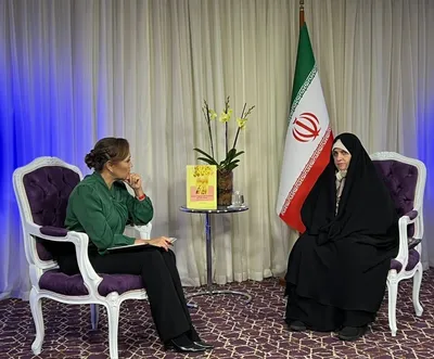 جمیله علم‌الهدی، همسر ابراهیم رئیسی: ما ایرانی‌ها به تلاش‌های بیهوده آمریکایی‌ها می‌خندیم / قدمت آمریکا به اندازه قدمت درختان دانشگاهی که من در آن تدریس می‌کنم هم نیست / چرا ما زنان باید مانند مرد کار کنیم، مانند مردان درس بخوانیم، مانند مردان حرف بزنیم و مدام رفتارهای خشونت‌آمیز انجام بدهیم؟ / در ماجرای مهسا امینی، به پدر معنوی ما و رهبر انقلابمان بی حرمتی کردند