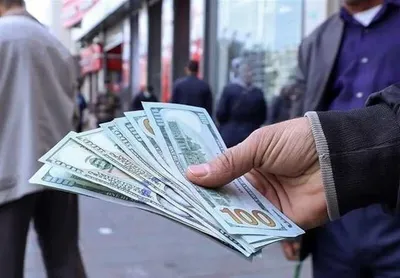 کاهش ۳۳۰۰ تومانی قیمت دلار همزمان با مذاکرات ایران و آمریکا