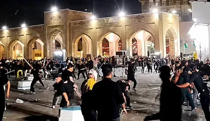ببینید / درگیری شدید و عجیب دو هیئت عزاداری در مشهد؛ دوطرف چوب‌ها را به طرف هم پرتاب کردند