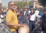 ویدیو / سنج و دمام زنی محسن شریفیان در مراسم تشییع پیکر ناصر تقوایی