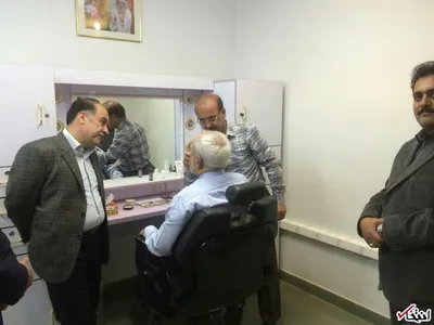 عکس: ظریف در حال گریم پیش از مصاحبه تلویزیونی