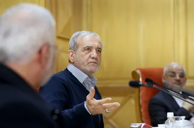 پزشکیان: آیا ضرورتی دارد که ۱۲۰ یا ۱۴۰ هزار کانتینر را در بندر ذخیره کنیم؟ / امکان ندارد که تصمیمی بدون برنامه مبنی بر باقی ماندن ۱۳۰ هزار کانتینر در بندر گرفته شود