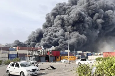 توضیحات مدیرکل محیط زیست هرمزگان درباره انفجار در بندر شهید رجایی: انتشار مواد سمی در حادثه رخ نداده/ روز اول حادثه، عمدتاً ترکیبات هیدروکربنی منتشر می‌شد که مشتقاتی از مواد نفتی بود/ طبق آمار برخی از کالا‌های موجود مثل ایزوگام‌ها هم در کانتینر‌ها بوده‌اند/ هیچ آلودگی به ‎خلیج فارس نرفت