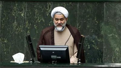 نماینده مجلس:  رابطه ریال با دلار را قطع کنید؛  تا کی می‌خواهید ما را زیر بار استعمار آمریکا قرار دهید؟  / چون عربستان مزدور و گاوشیرده آمریکایی‌هاست، در آنجا دلار ارزان است / وقتی ریال با دلار رابطه دارد، یعنی اجازه می‌دهد که آمریکا به پشتوانه طلای ما اوراقی را به عنوان دلار چاپ کند