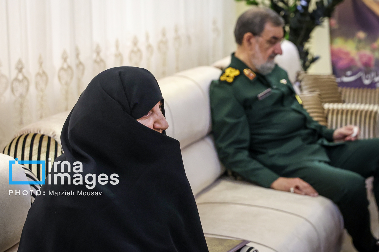 تصاویر: حضور دبیر شورای عالی امنیت ملی در منزل شهید لاریجانی