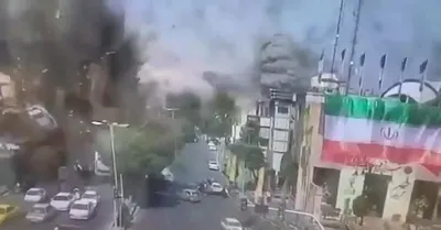 ببینید / ویدیوی کامل از لحظه تکان دهنده جنایت اسرائیل در حمله به میدان قدس تجریش در تهران