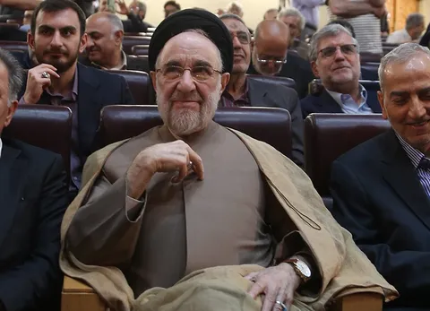 سیدمحمد خاتمی: باید به حکم تدبیر در کنار تأکید بر مقاومت شجاعانه، بر پیشبرد راهکارهای افق‌گشای سیاسی تمرکز یافت / اکنون سخن از «جنگ تمدن‌ها» به میان می‌آید؛ این نشانه جدیدی از تشدید بحران‌های جهانی و منطقه‌ای است / باید در پی چاره و تدبیر برای دور کردن سایه جنگ و تجاوز از کشور بود