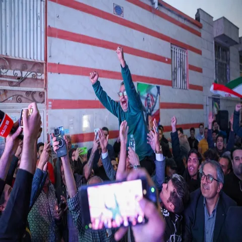 تصاویر: تماشای فینال کشتی آزاد قهرمانی جهان مقابل منزل «احمد محمدنژاد جوان»