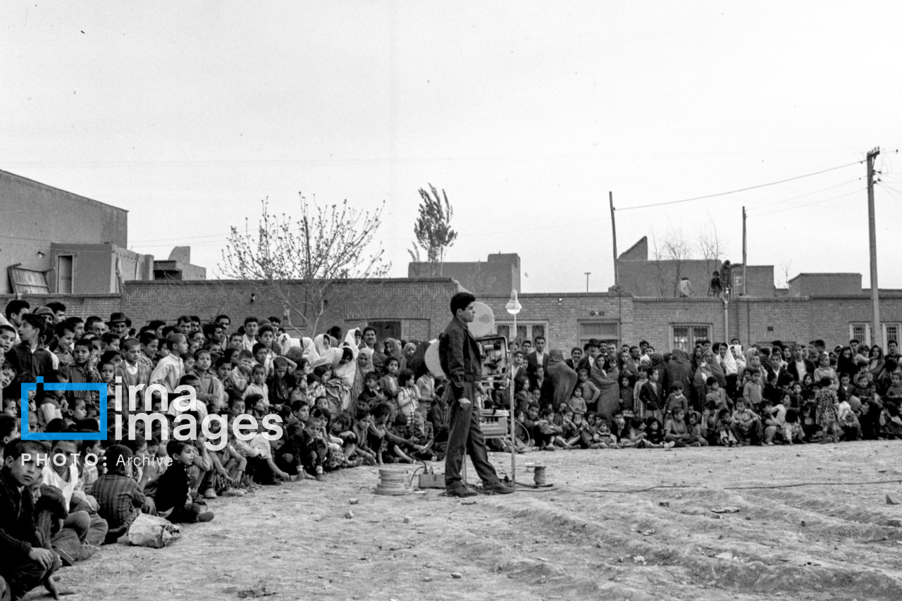 تصاویر: سینمای سیار در نازی‌آباد تهران، ۱۳۴۳
