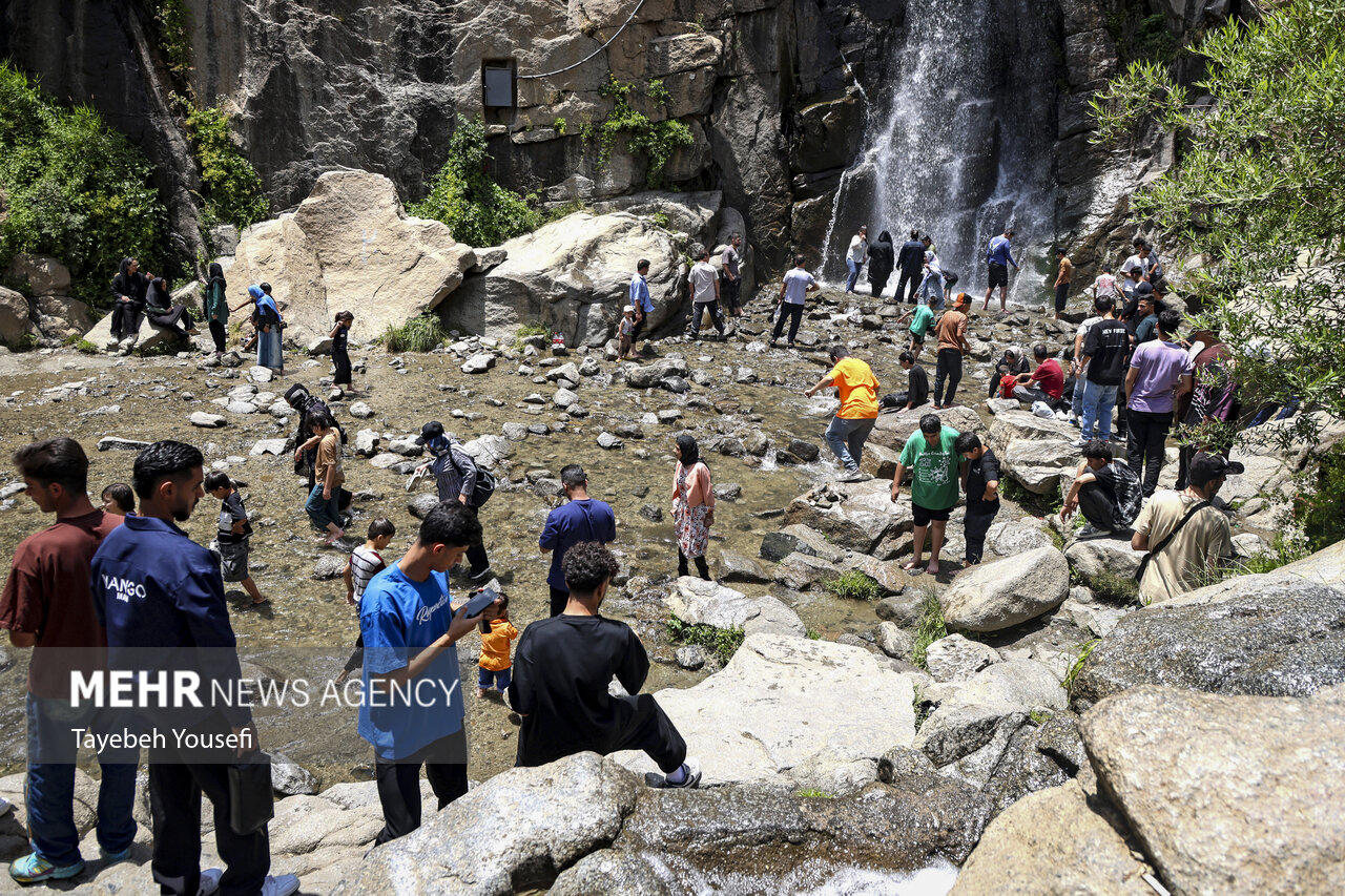 تصاویر: فرار از گرما در آبشار گنج‌نامه