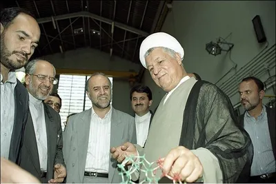 خاطرات هاشمی رفسنجانی، ۳۰ تیر ۱۳۸۰: ناراحتی بیژن زنگنه از فشاری که از سوی افراطی‌های چپ و راست به او می‌شود / از احمد جنتی به خاطر ایراد تهمت در خصوص دریافت پورسانت از قرارداد‌های نفتی، به دادگاه ویژه روحانیت، شکایت کرده