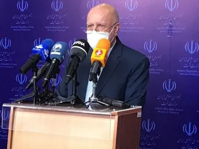 زنگنه: هیچ کشور خارجی حاضر به همکاری با ما نیست / در توافق بلندمدت با چین، همکاری در توسعه صنعت نفت در بخش بالادست و پایین‌دست است؛ با هر دولت دیگری جز اسراییل حاضر به همکاری هستیم / اگر قرارداد مشارکت در تولید امضا کنم، در مجلس پوستم را می کنند / افزایش قیمت گازوییل قطعا تکذیب می‌شود