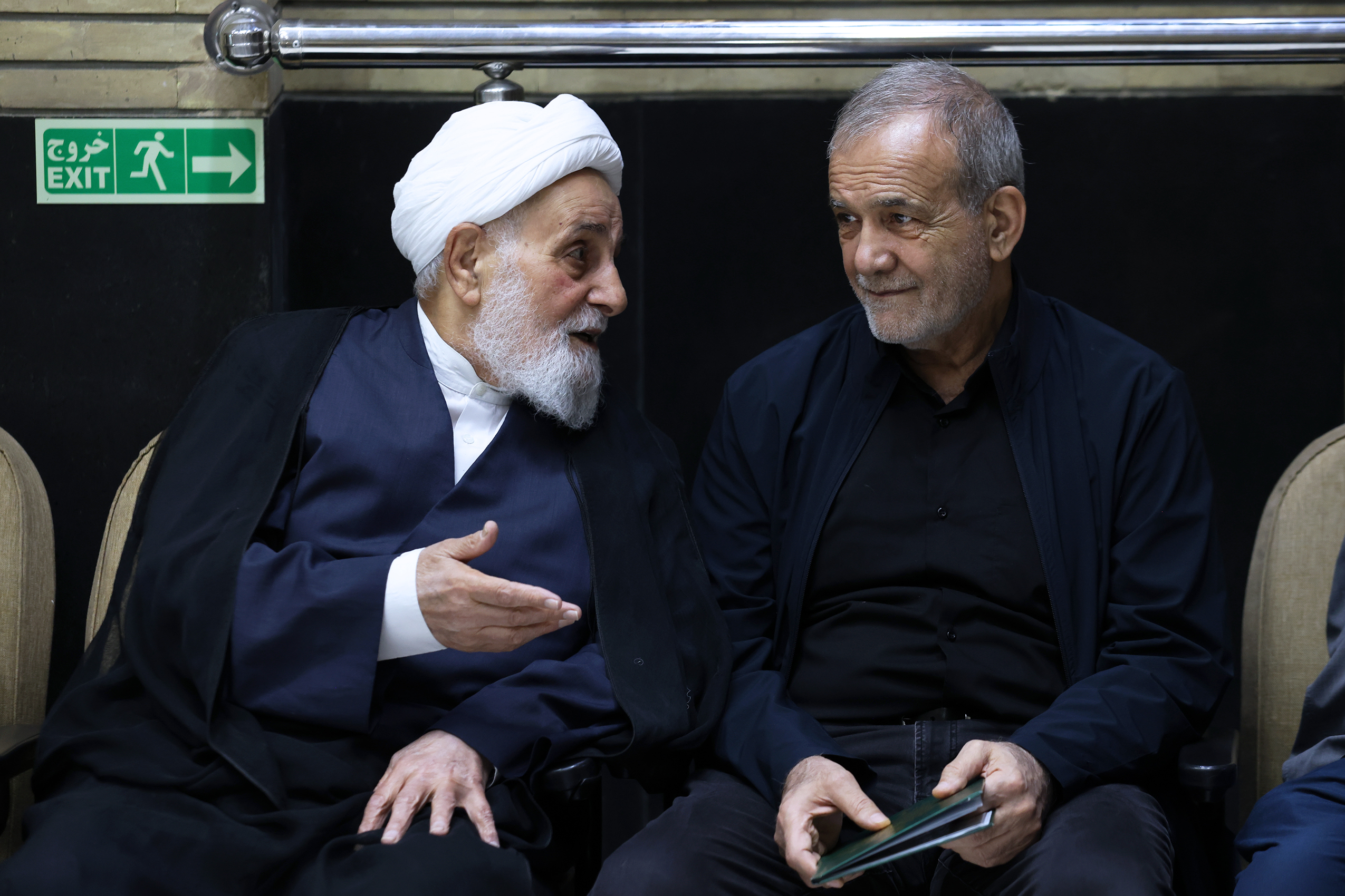 تصاویر: حضور پزشکیان در مراسم ختم پدر محمدباقر ذوالقدر، دبیر شورای عالی امنیت ملی