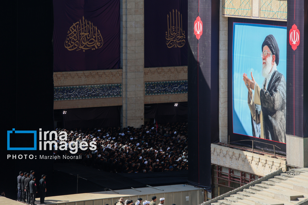 تصاویر: اقامه نماز بر پیکر رهبر شهید انقلاب