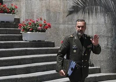 واکنش وزیر دفاع به خبر اعزام جنگنده و ناوشکن آمریکایی به تنگه هرمز: جمهوری اسلامی در مرحله ای از اقتدار است که اصلا کسی نمی‌تواند آن را تهدید کند
