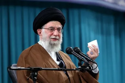 ایران در هیچ میدانی به صورت طرف ضعیف حاضر نخواهد شد؛ چه در میدان دیپلماسی و چه در نظامی، هر گاه وارد شویم، با دست پُر وارد خواهیم شد / نقشه‌شان این بود که با حمله به برخی شخصیت‌ها و مراکز حساس، نظام ضعیف خواهد شد؛ آنگاه با به میدان آوردن هسته‌های خفته، می‌توانند با به خیابان کشیدن مردم، کار نظام را تمام کنند/ بر عکس اتفاق افتاد؛ معلوم شد بسیاری از محاسبات برخی در زمینه‌های سیاسی نیز صحیح نیست