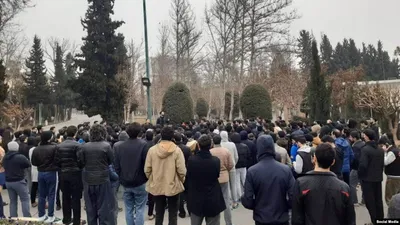 تجمع دانشجویان دانشگاه تهران در پی حادثه زورگیری منجر به قتل دانشجوی دانشگاه / سرپرست دانشگاه تهران: اکنون همه ما در یک فضای احساسی هستیم، اما باید از فردا با حضور نمایندگان دانشجویان به مطالبات رسیدگی کنیم / تا پایان ترم تحصیلی، گزارش پیشرفت کار‌ها پیگیری و به دانشجویان ارائه خواهد شد