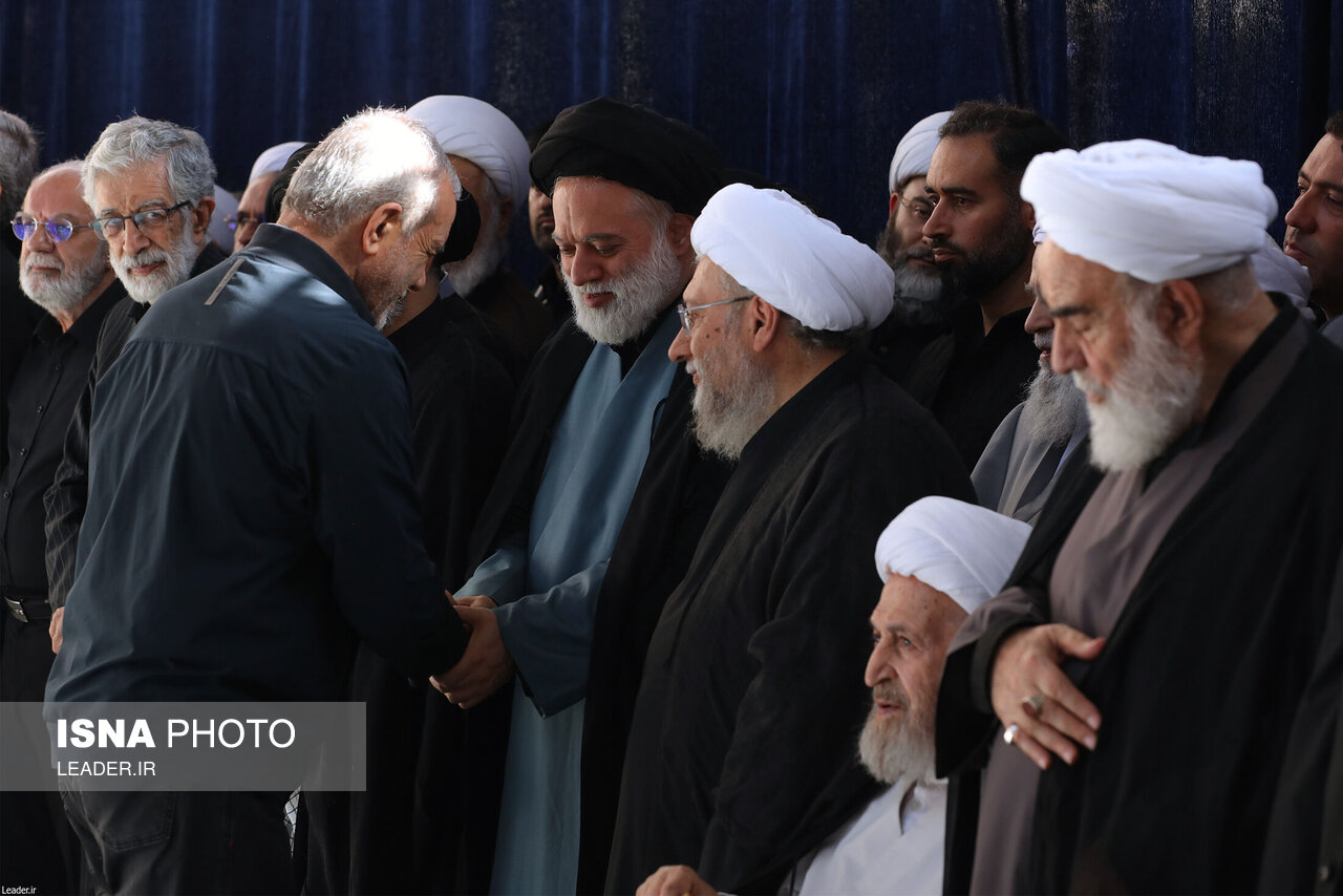 تصاویر: اقامه نماز بر پیکر رهبر شهید انقلاب