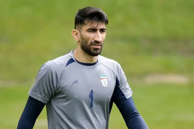 بیرانوند: چند ماه پیش کنکور دکترا دادم؛ برگه‌های آزمون به‌طور کامل تایپ شده است و حتی اسم داوطلب هم از قبل نوشته شده، منتها من روی برگه داشتم دنبال جایی می‌گشتم که اسمم را بنویسم / تنها شانس من در آن امتحان این بود که همه سوالات تستی بود و با ده، بیست، سی، چهل جواب دادم؛ بعدا به من گفتند نمره خیلی خوبی گرفته‌ام
