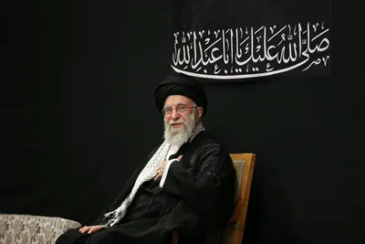 تصاویر/ حضور رهبر انقلاب در حسینیه امام خمینی در شب عاشورای حسینی