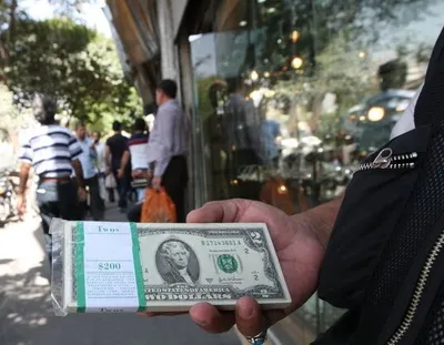 کاهش قیمت دلار و سکه / ۳ تصمیم مهم بازارساز برای مهار دلار / صراف‌ها: رشد دلار متوقف شد