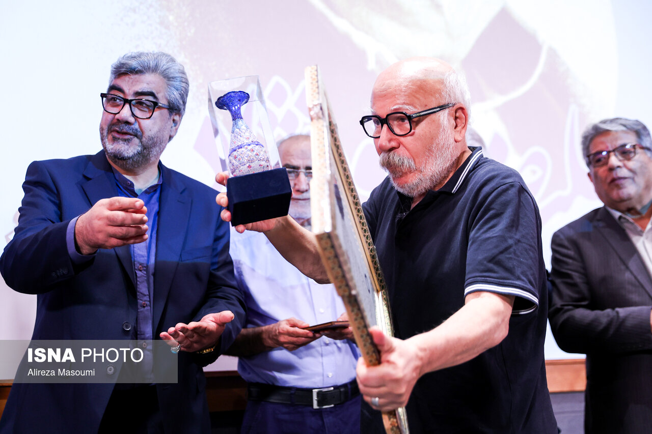 تصاویر: مراسم اهدای نشان درجه یک هنری به علیرضا داوودنژاد