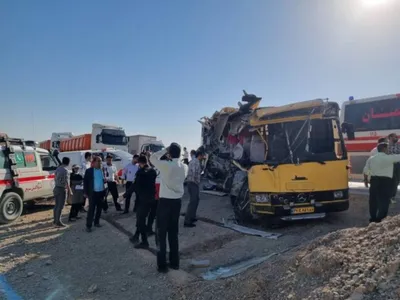 دادگستری: خواب‌آلودگی راننده باعث تصادف اتوبوس حامل دانشجویان دانشگاه سرخه شد/ وسیله نقلیه با دو دستگاه تریلی در حاشیه جاده برخورد کرده بود/ راننده تحت درمان است و دستورات قضایی لازم برای تحت‌نظر بودن وی صادر شده