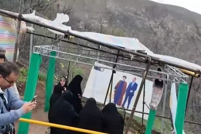 ببینید/ حضور خانواده مرحوم رئیسی در محل سقوط بالگرد رئیس‌جمهور فقید و همراهانش