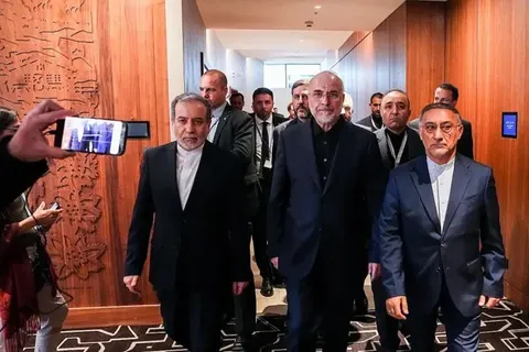 دستاورد بی سابقه تیم مذاکره‌کننده ایران / تحریم‌های اولیه و ثانویه نفتی تعلیق شدند؛ تهران می‌تواند برای نخستین بار پول نفت را، آن‌ هم به دلار دریافت کند
