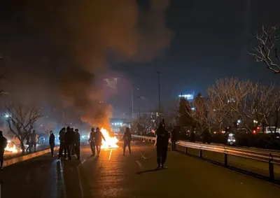 رئیس بیمارستان فارابی درباره مجروحان حوادث اخیر: در مجموع، حدود ۱۰۰۰ بیمار مراجعه کرده‌اند که پارگی چشم داشتند و نیازمند عمل اورژانسی بودند / این آمار به جز پارگی پلک و بیمارانی است که در حال حاضر به عمل جراحی نیاز ندارند / پیش از ۱۸ دی، ۵۵ مصدوم مراجعه کردند که پرتابه‌هایی مانند ساچمه به چشم آن‌ها برخورد کرده بود؛ این آمار تا صبح شنبه ۲۰ دی به بیش از ۷۰۰ بیمار رسید