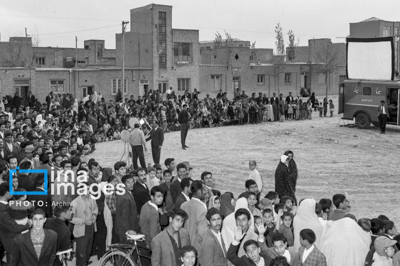 تصاویر: سینمای سیار در نازی‌آباد تهران، ۱۳۴۳