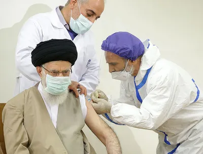 رهبر معظم انقلاب دُز اول واکسن ایرانی «برکت» را دریافت کردند