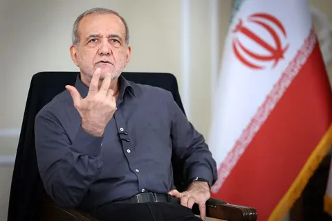 آنهایی که در داخل به تفاهم‌نامه می‌گویند شکست، حرف اسرائیل را می‌زنند/یا رهبری را نشاختند یا منطق و عقل سرشان نمی شود؛ ما به آمریکا چه دادیم؟ کلی دستاورد داشتیم/ از اقتصاد، از سیاست و از جامعه شناسی نظر می دهند؛ من نمی دانم این علم را از کجا آورده اند/کنار گود ایستادند و  می‌گویند این جوری است و فردا هم اگر مشکلی پیش بیاید باز هم می گویند چرا این جوری شد/ عقل هم خوب چیزی است