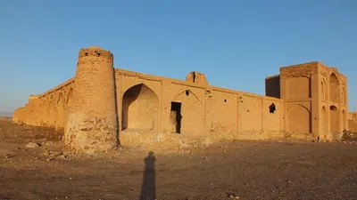 یادداشت‌های روزانه‌ی ناصرالدین‌شاه، شنبه ۱۹ بهمن ۱۲۴۶؛ به کاروانسرای صدرآباد رسیدیم... خراب است باید تعمیر شود