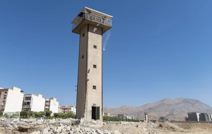 ببینید / برجک زندان رجایی شهر فروریخت