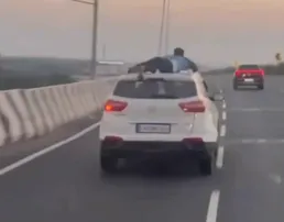ببینید / ۴۰ کیلومتر تعقیب روی سقف خودرو؛ افسر پلیس هند برای توقف قاچاقیان به باربند چسبید