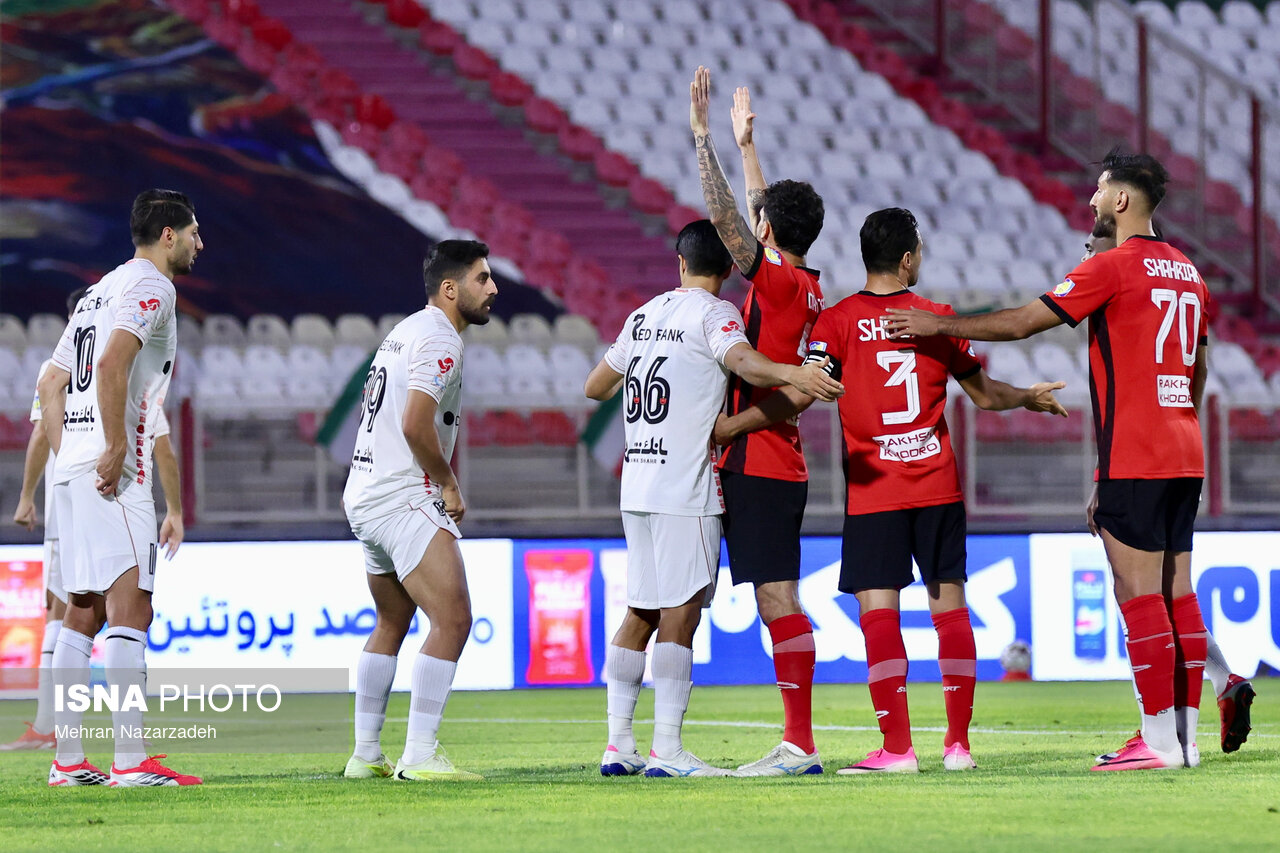 تصاویر: دیدار تیم‌های تراکتور و پرسپولیس