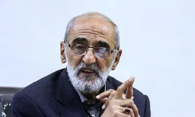 ابراز شادمانی حسین شریعتمداری از اخراج اساتید: برادران متعهد و صاحبنظرمان آقایان دکتر امیر‌حسین ثابتی و عباس موزون استاد مدعو دانشگاه شریف شدند/ در غرب هم اساتید را اخراج می‌کنند