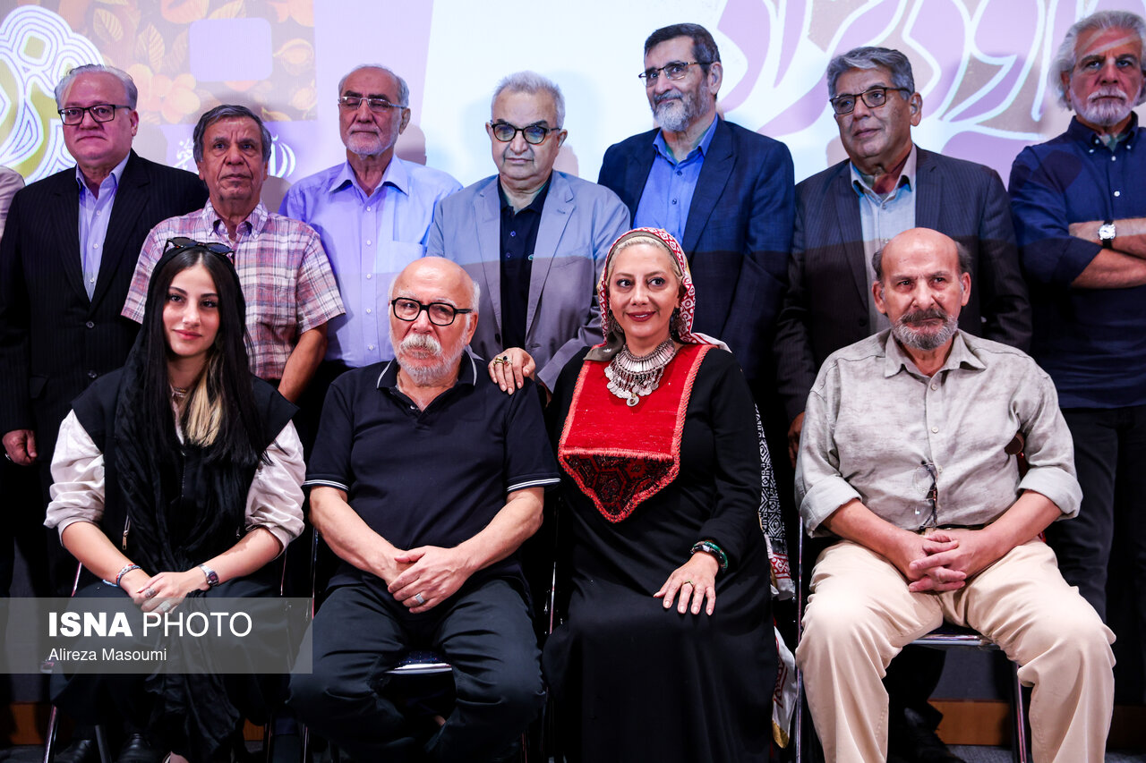 تصاویر: مراسم اهدای نشان درجه یک هنری به علیرضا داوودنژاد