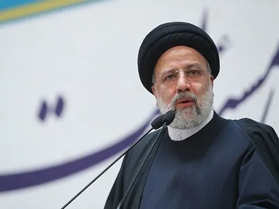 رئیسی در دانشگاه تهران: در کردستان یک آقایی شکلاتی به من داد، چه کردند با این بیچاره / می‌گویند دیکتاتوری، شما این موضوع را ببینید، کی دیکتاتور است؟ / من در انتخابات حرفی درباره اینترنت زدم که گاهی بعضی‌ها می‌خواهند آن را یادآوری کنند؛ خودم یادم هست / دلیل محدودیت‌های اینترنتی ناامنی و اختلالی است که دشمن ایجاد کرده