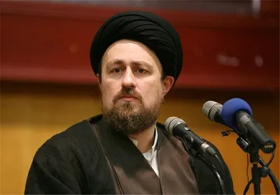 سید حسن خمینی: درد اصلی جامعه «درد اقتصادی» است / بدون یک دولت با پشتوانه عمیق مردمی امکان عبور از بحران‌ها وجود ندارد / رفتن به سمت هسته‌های متصلب و جمع‌های محدود، راه حل نیست / در تمام دوره‌هایی که ما توانسته‌ایم قاطبه جامعه را با دولت یا تفکری همراه کنیم، آن دولت توانسته از موضع بسیار عزتمندانه با دنیا مواجه شود / راه حل مشکلات در اقتصاد و تحریم از مسیر سیاست داخلی کشور می‌گذرد، نه «خالص‌سازی»